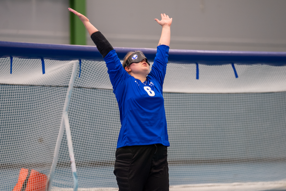 Jasmin Mikkola kentällä polvillaan kädet kohti kattoa näyttävästi tuuletuksen merkiksi.